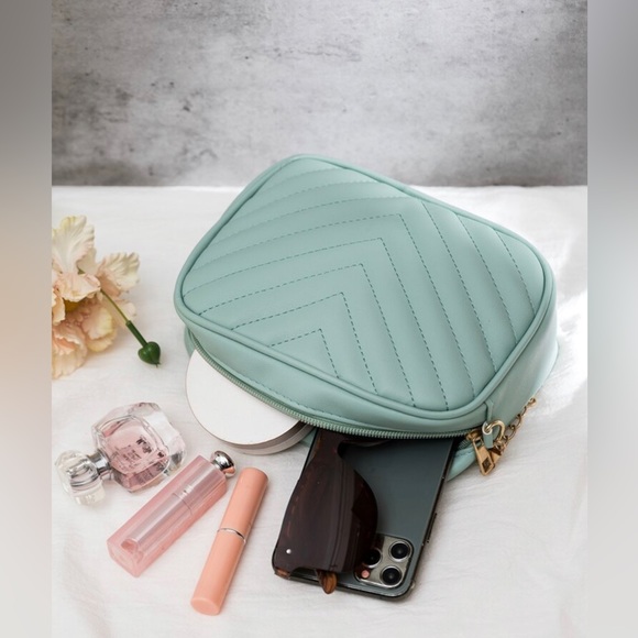 ❤️Pistachio Green Quilted Chevron Crossbody Purse - Picture 4 of 5